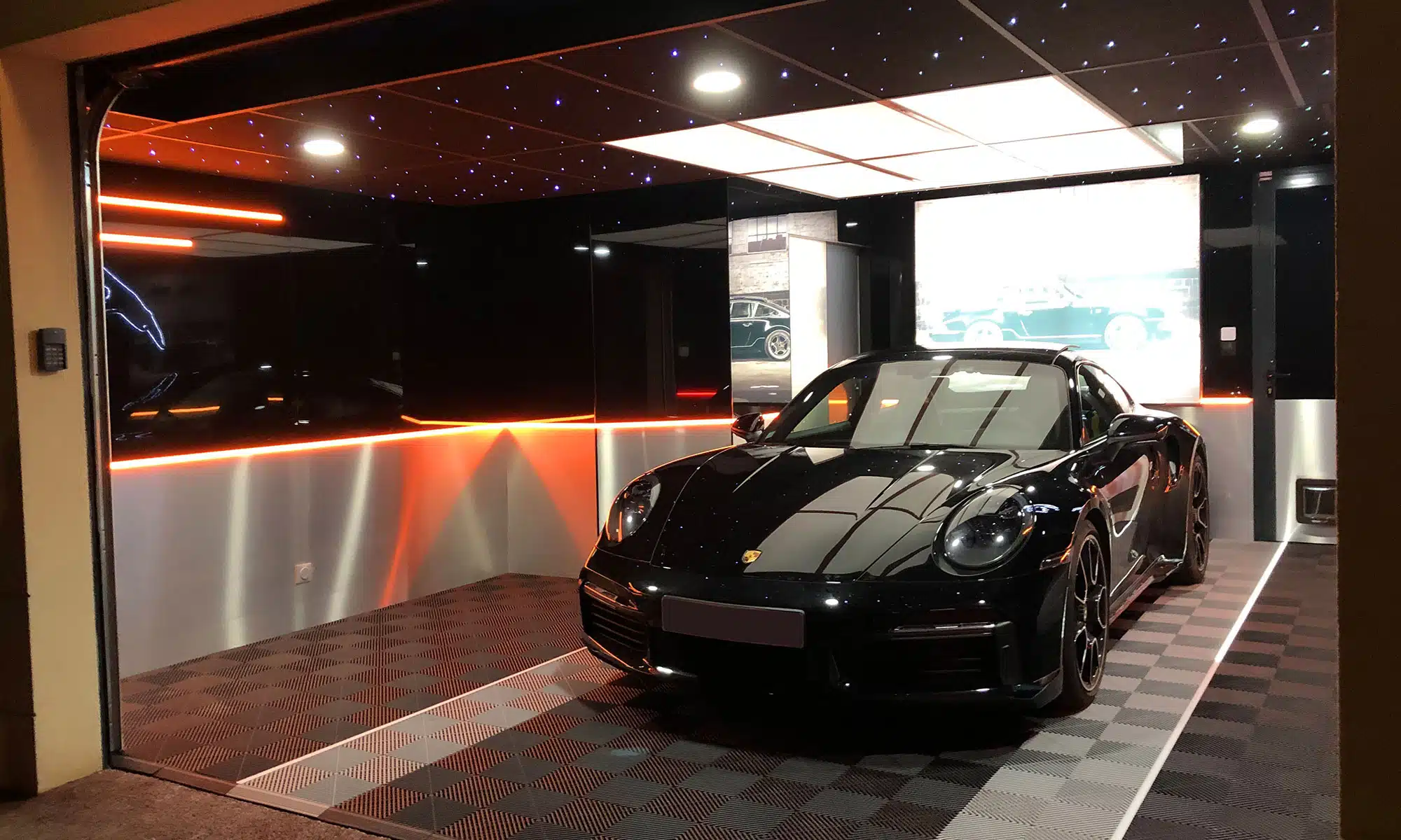 vue Porche dans un garage sur-mesure