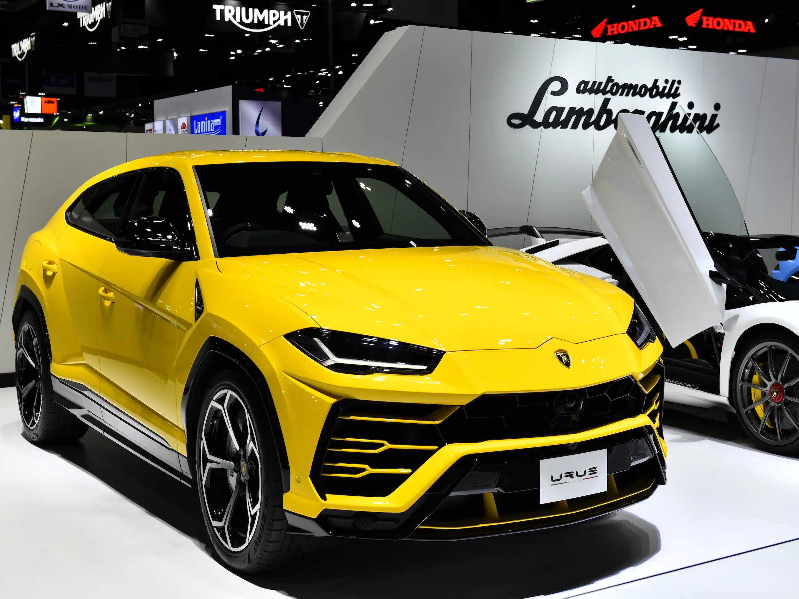 Lamborghini Urus au garage