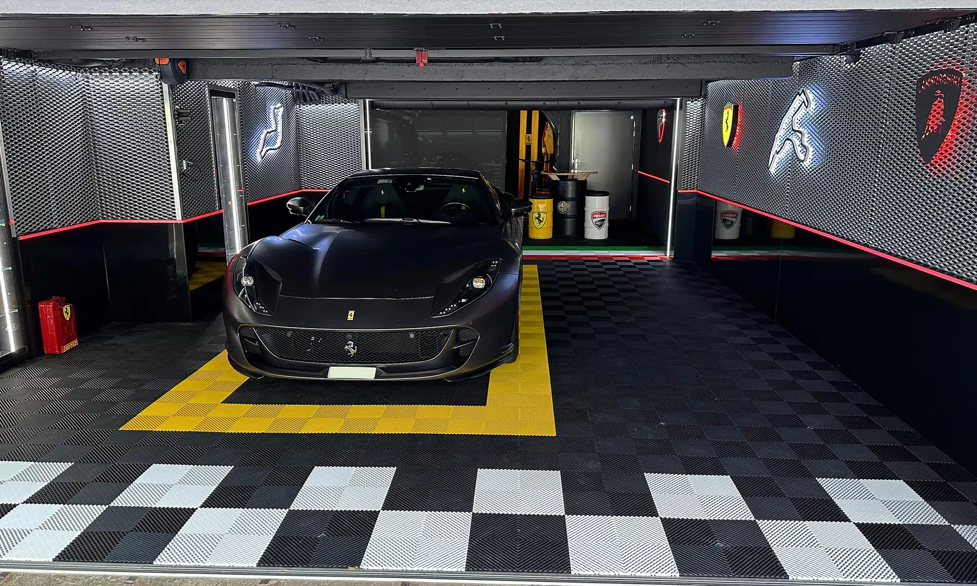 garage sur mesure pour une voiture Ferrari